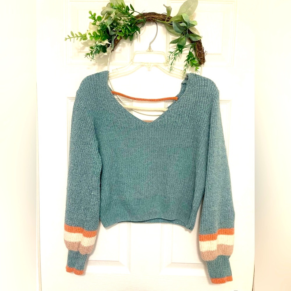 Cozy Pastel Blue Knit Cropped Sweater with Striped Sleeves M